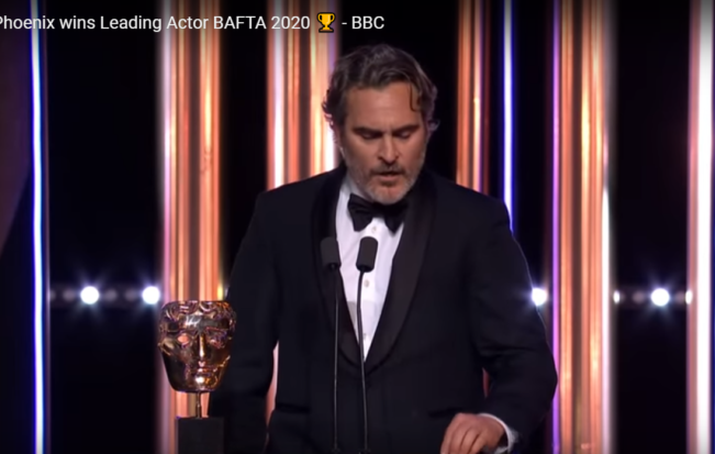 Joaquin Phoenix ao receber prêmio Bafta: “Pessoas de cor não são bem-vindas aqui”