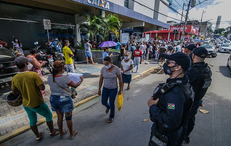 Justiça determina que Caixa e Dataprev acelerarem pagamentos de auxílios emergenciais