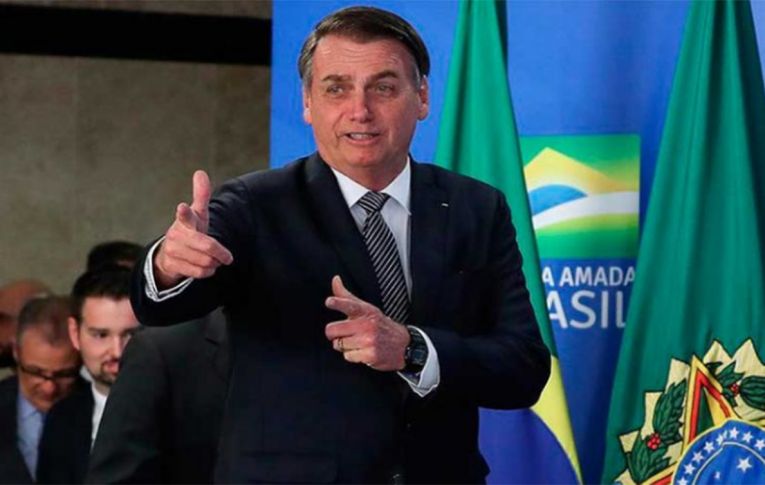 Legado de Bolsonaro: quem ganha um salário mínimo e meio paga imposto de renda