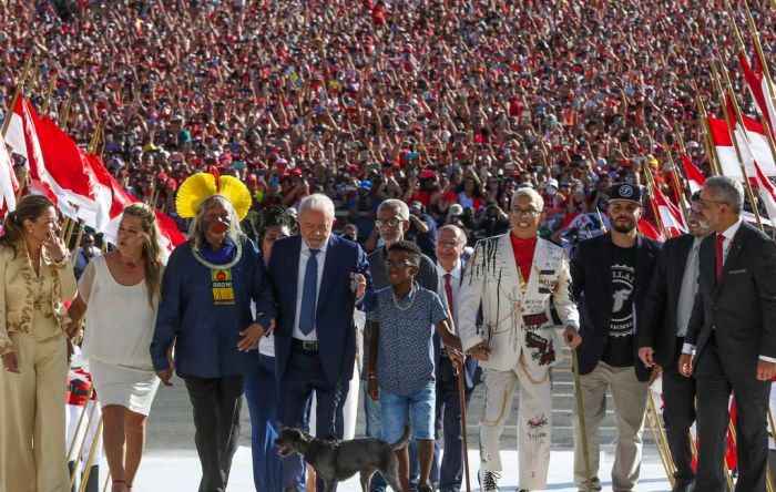 Lula recebe a faixa das mãos do ‘povo brasileiro’ e chora ao falar da fome