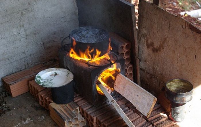 Mais de 14 milhões de famílias usam lenha ou carvão para cozinhar, diz IBGE