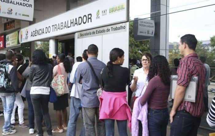 Mais de 4 milhões de jovens com ensino superior não têm emprego com direitos