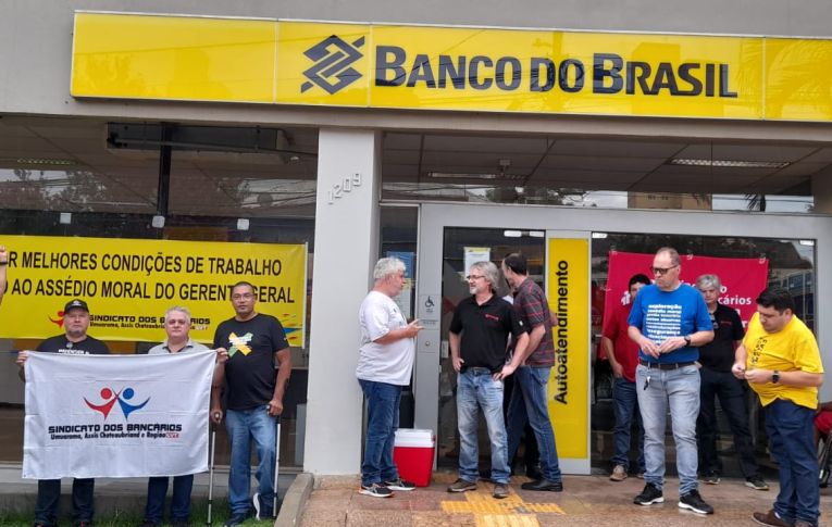 Manifestação fecha por um dia agência do BB em Toledo