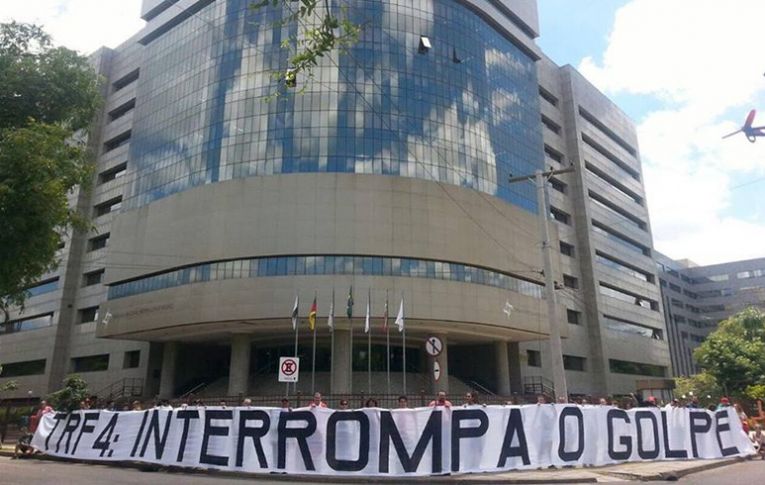 Manifestação relâmpago na sede do TRF4, em Porto Alegre, pede o fim do golpe