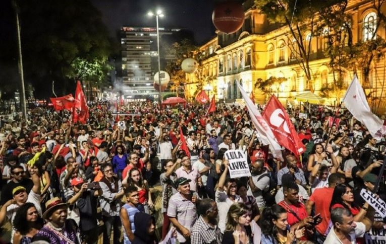 Manifestantes exigem liberdade de Lula nas ruas de São Paulo e do exterior