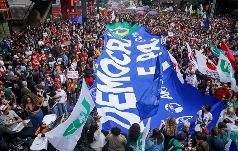 Manifestantes vão às ruas em todo o país pela democracia e contra o terrorismo