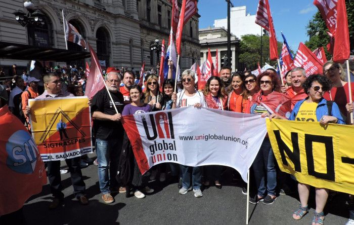 Marcha abre Jornada Continental pela Democracia e contra o Neoliberalismo, em Montevidéu