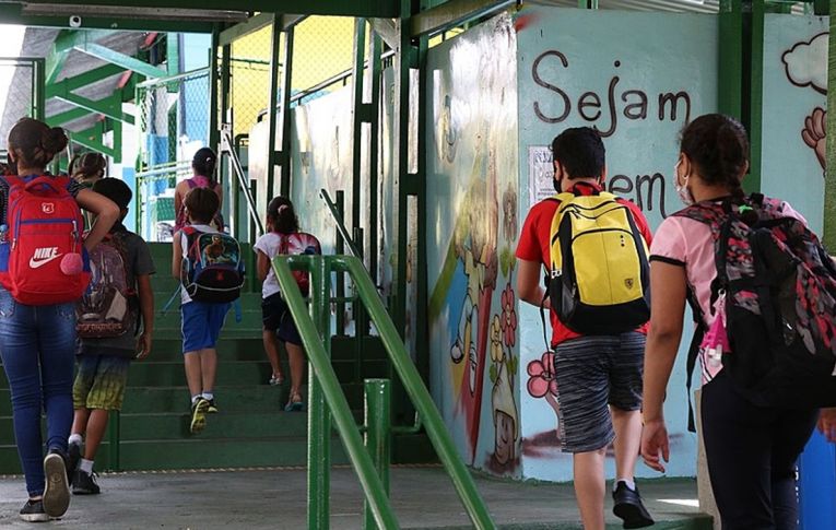 MEC e trabalhadores começam a debater a reconstrução da educação no país