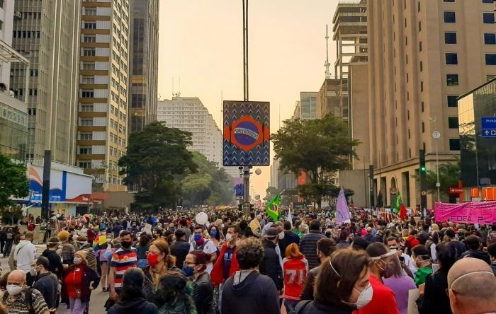 Milhares de pessoas vão às ruas exigir o impeachment de Bolsonaro