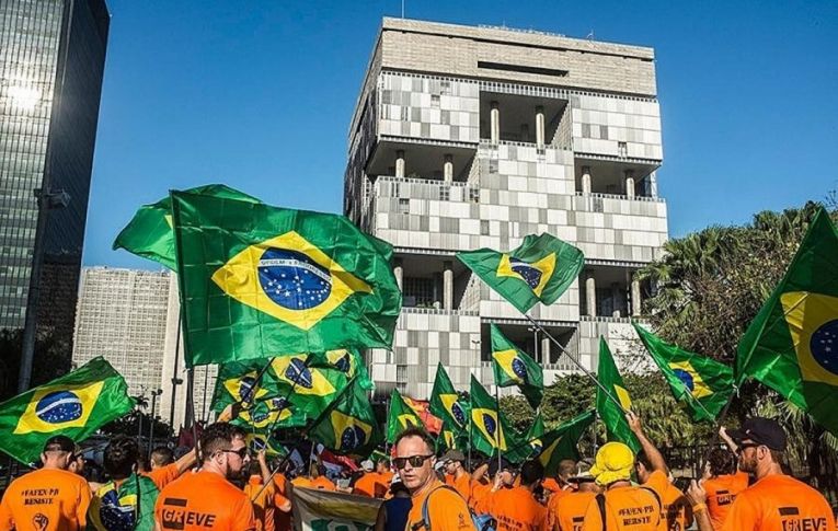 Não basta demitir Castello Branco, é preciso mudar o rumo da Petrobrás e a política de reajuste dos combustíveis