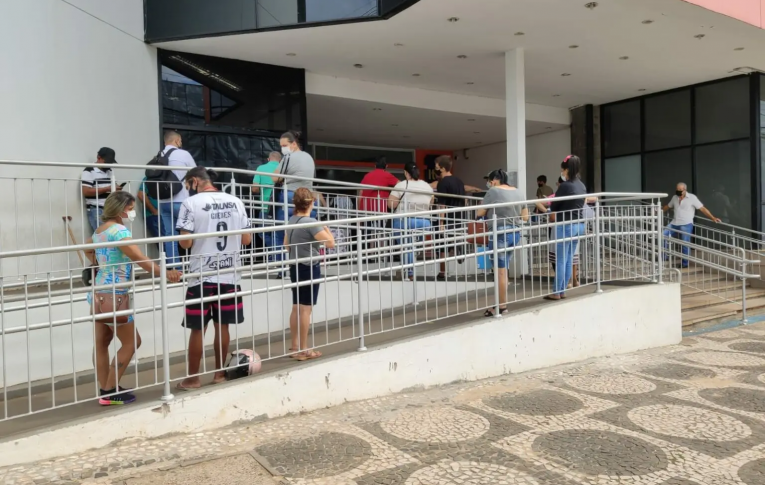 Neto de idosa reclama da demora na fila de atendimento de agência bancária em Umuarama