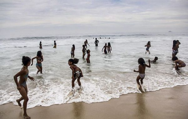 O dia em que o Leblon virou Palmares: No RJ, sem-tetos tomam uma das praias mais elitizadas do país