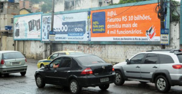 Sindicato do Rio espalha outdoors contra demissões de funcionários no Itaú