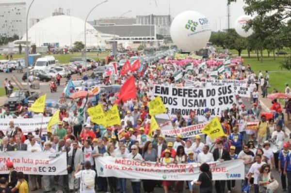 Militância CUTista ocupa a esplanada dos ministérios no ato em Defesa do SUS