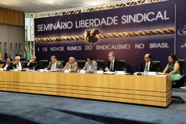 CUT defende extinção do imposto sindical em seminário no TST