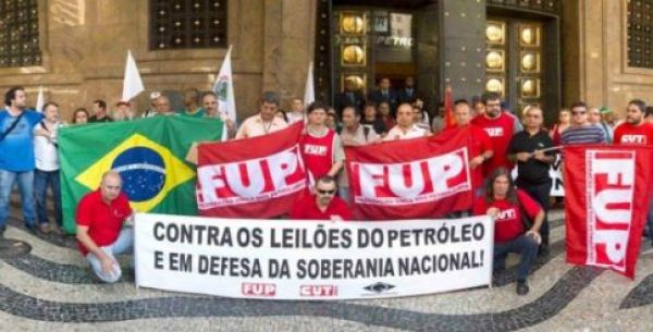 No aniversário da Petrobrás, trabalhadores param por 24 horas e cobram suspensão do leilão de Libra