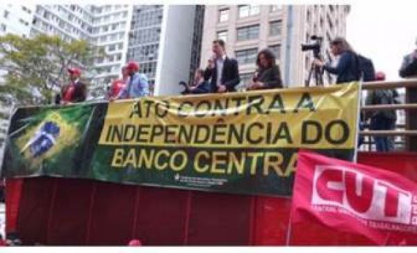 Bancários protestam contra proposta de independência do Banco Central