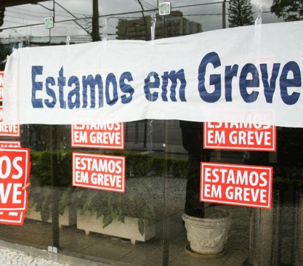 Greve dos bancários cresce pelo país e para 9.379 agências no terceiro dia