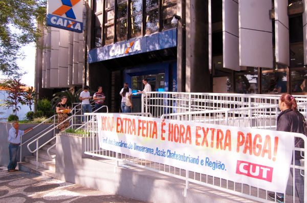 Bancários da Caixa foram às ruas contra a extrapolação de jornada