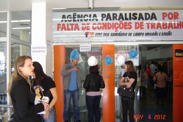 Paralisação no Itaú por melhores condições de trabalho leva penicos na manifestação