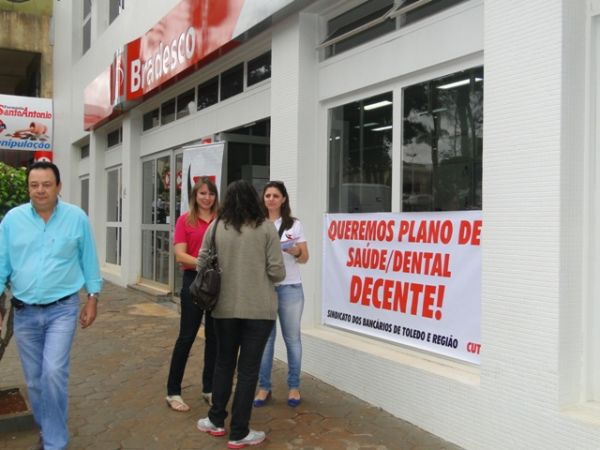 Sindicato de Toledo  realiza manisfesto sobre plano de saúde no Bradesco.