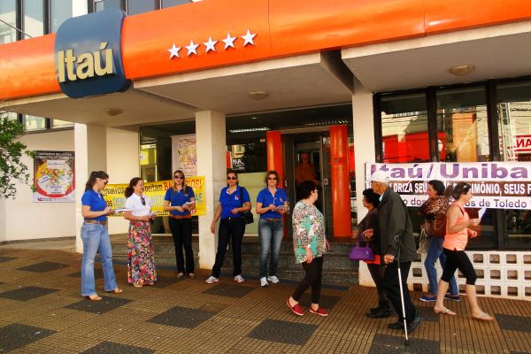 Manifestação no Itaú de Toledo