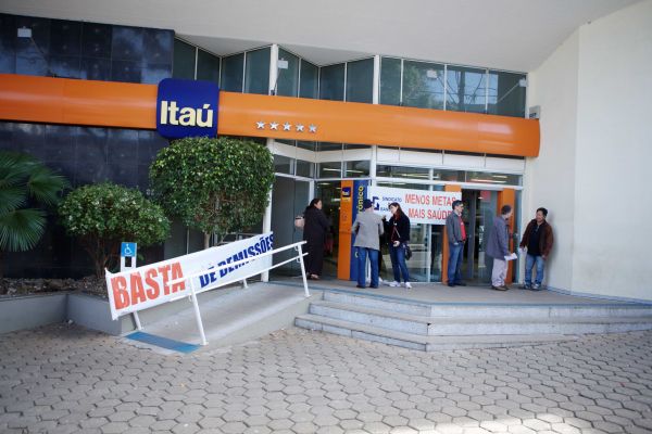 Enquanto demite, Itaú Unibanco investe em ações da TAM