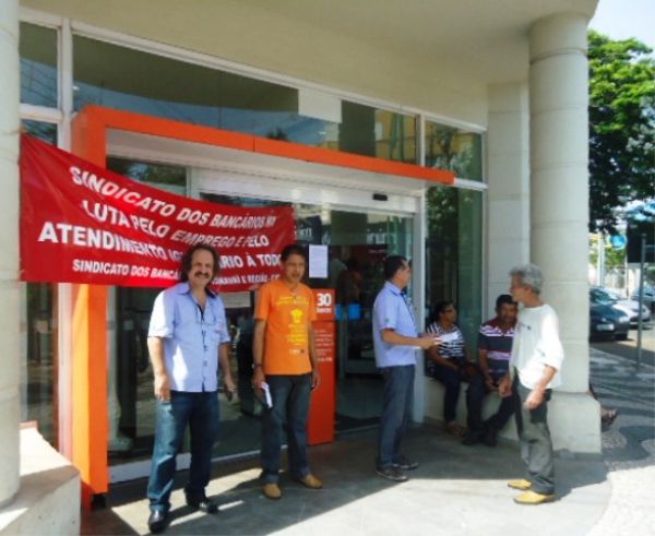 Bancários protestam contra o horário estendido no Itaú