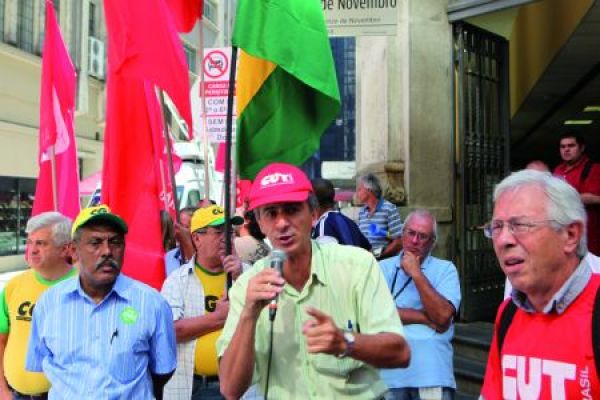 "Dilma, eu não me engano, privatizar é coisa de tucano", entoam manifestantes