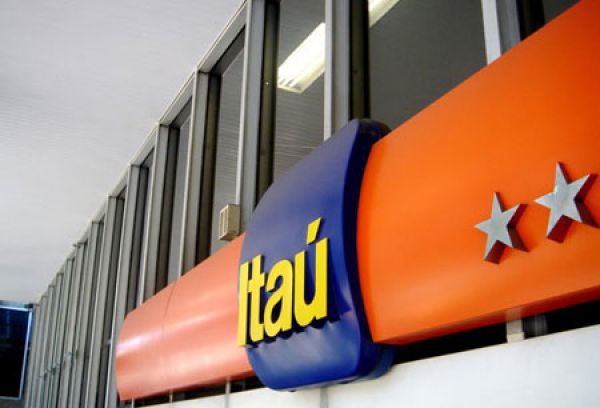 Itaú tem lucro recorde de R$ 5,8 bi no trimestre, mas fecha 2.248 empregos