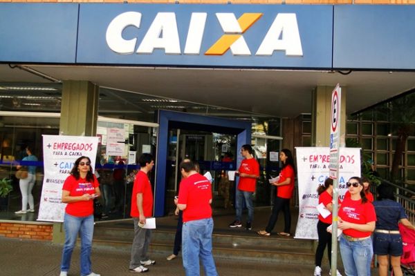 Servidores em greve apoiam mais contratação na caixa.