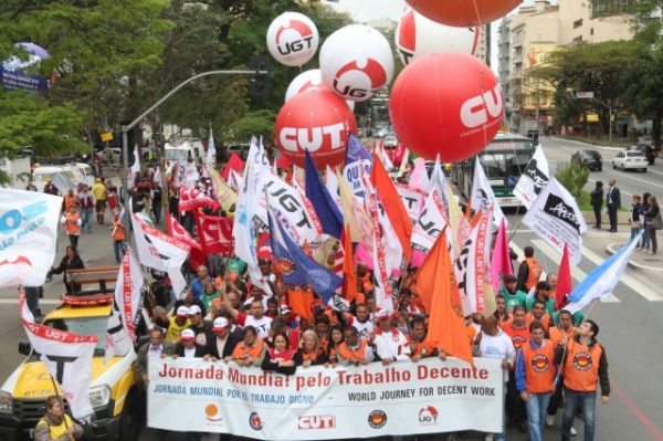 Em dia de mobilização por trabalho decente, CUT entrega pauta de reivindicações para a Fiesp