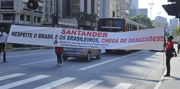 Liminar do TRT-SP suspende demissões no Santander em São Paulo