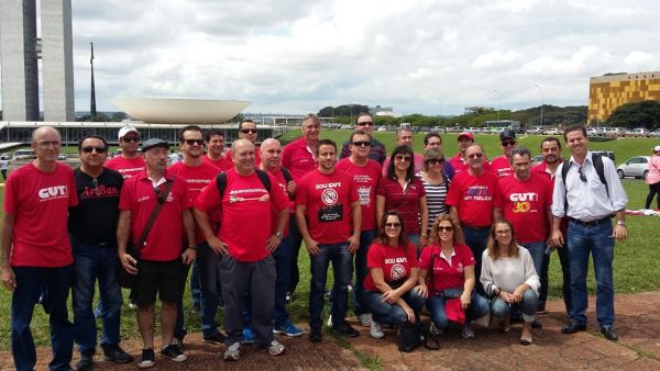 Trabalhadores protestam contra terceirização em Brasília