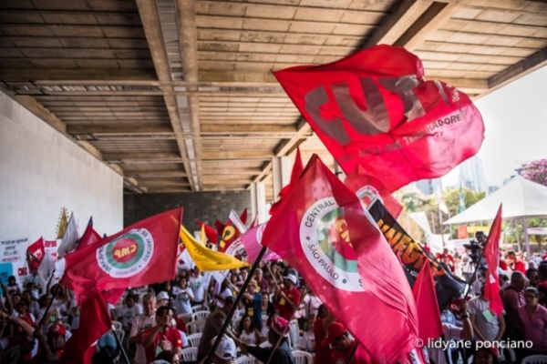 Plenária de lançamento da Frente Brasil Popular aprova dia de lutas em 03 de outubro