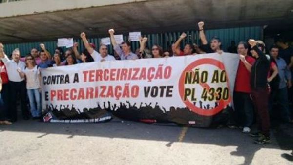 Câmara se rende aos patrões, rasga CLT e aprova texto-base do PL 4330