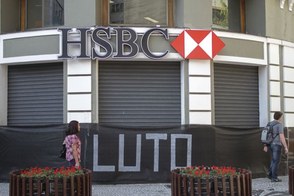 Em Curitiba, ato no HSBC pede remuneração justa e garantia de emprego