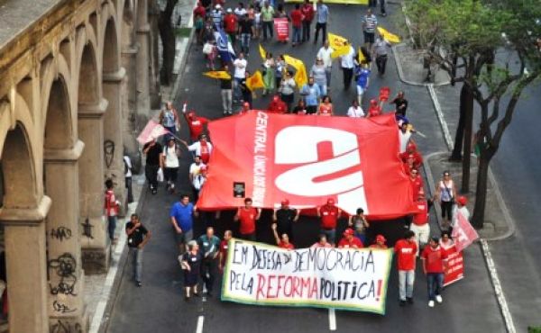 Marcha defende democracia e reforma política em Porto Alegre