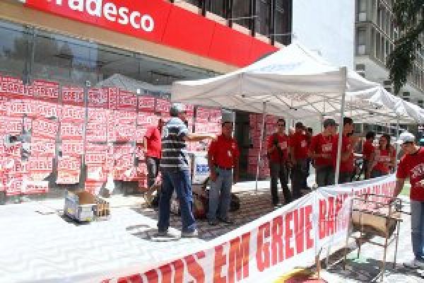 Comando Nacional se reúne nesta terça para avaliar greve dos bancários