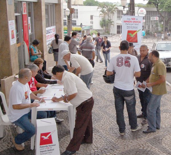 Bancários em Umuarama participam do lançamento do plebiscito pelo fim do imposto sindical