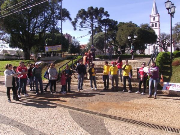 Trabalhadores ocupam as ruas com manifestações em todo o país