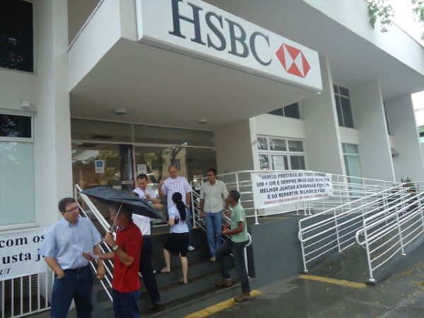 Sindicatos do Pactu protestam contra demissões no HSBC