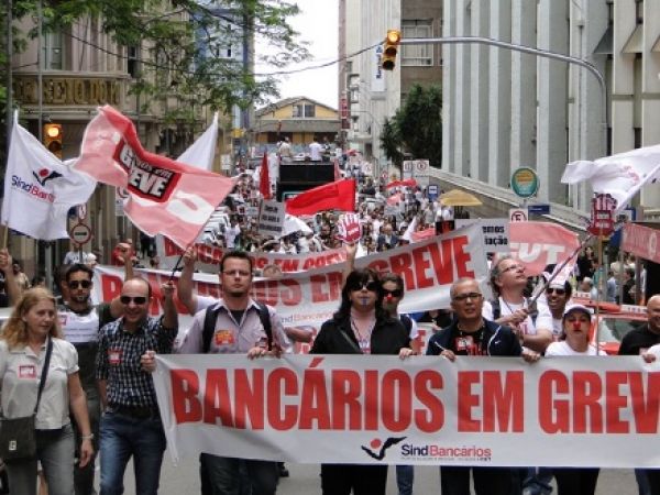 Greve nacional segue crescendo e paralisa 9.165 agências no 15º dia