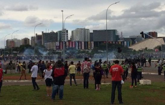 Democracia desmancha e ilegítimos destroem futuro do país