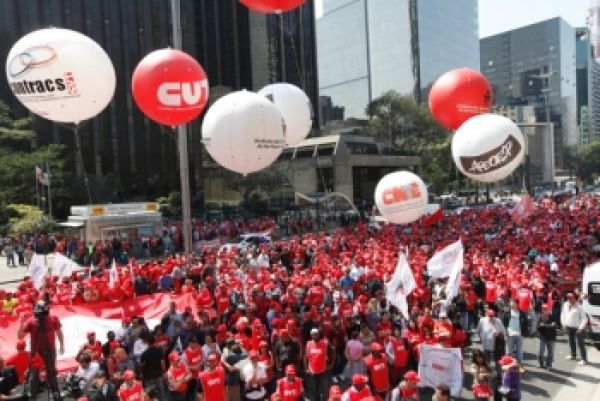 Em ato pró-democracia, pacote fiscal é duramente criticado