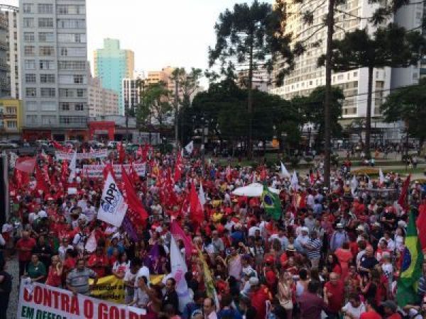 Milhares de pessoas nas ruas de Curitiba em defesa da democracia e da Petrobrás