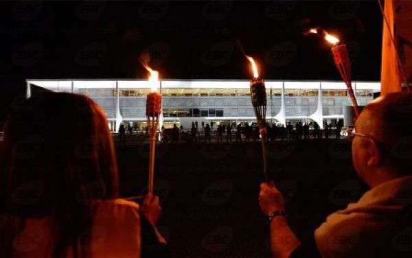 Trabalhadores fazem vigília e pedem que Dilma não vete fórmula 85/95