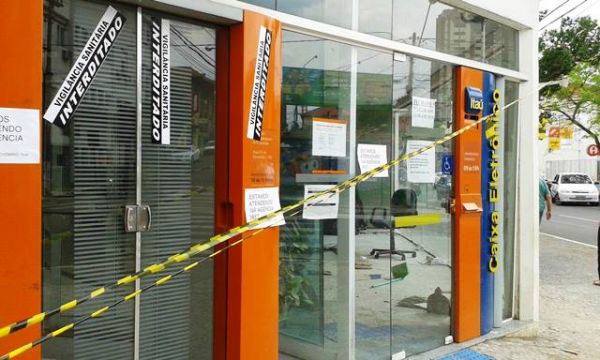 Agência do Banco Itaú interditada pela Vigilância Sanitária em Guarapuava.