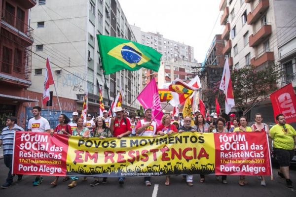 Mais de 5 mil pessoas marcham na abertura do Fórum Social das Resistências em Porto Alegre