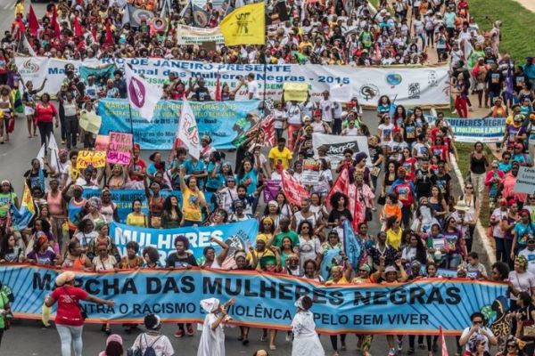 50 mil mulheres negras marcham contra o racismo e contra a violência em Brasília